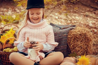 güzel küçük kız sevimli ve komik kirpi bebek sonbahar doğa ile