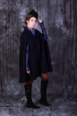 gri arka plan üzerinde poz kadın