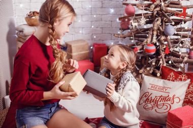 Noel ağacının yanında poz kız 