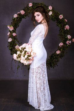 Gelinlik giymiş gelin