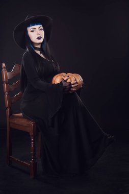 kadın holding fener kabak