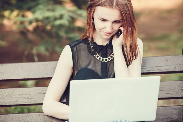 esmer kız tablet kullanma