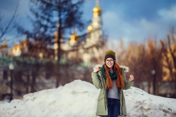 Девушка в пальто, идущая по улице — стоковое фото