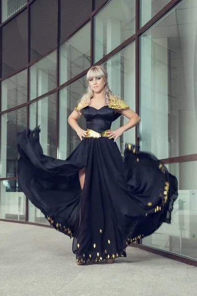 Kvinna i lyxig svart klänning — Stockfoto