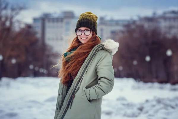 Девушка в пальто и шляпе с шарфом — стоковое фото