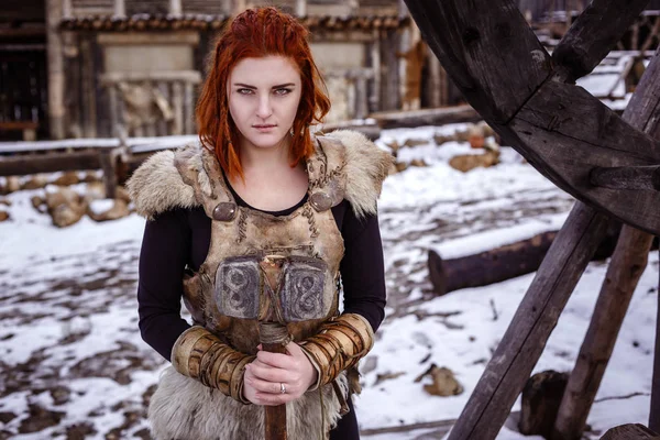 Viking kadın çekiç ile