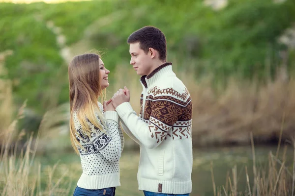 Pareja enamorada posando en suéteres —  Fotos de Stock