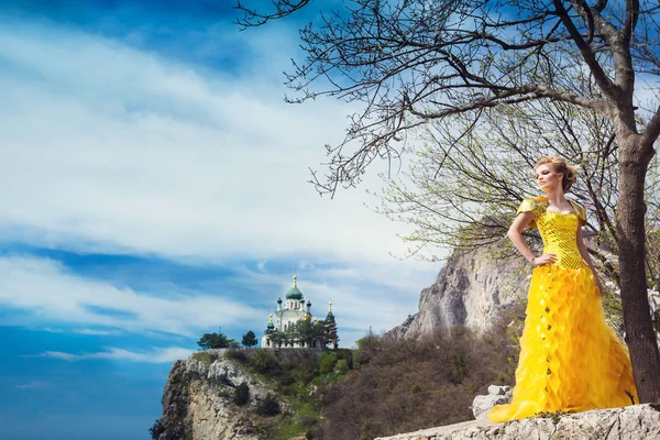 노란색 패션 드레스 여자 — 스톡 사진