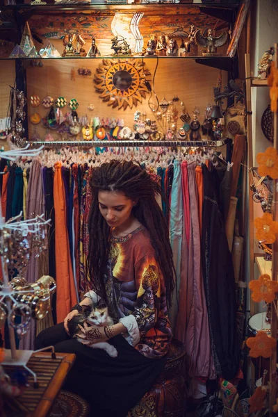 Kız kedi tutan dreadlocks ile