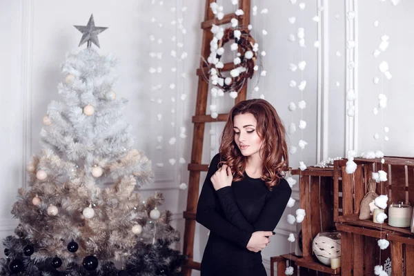 Donna vicino all'albero di Natale — Foto Stock