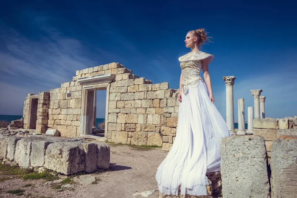 Volle Länge Der Frau Posiert Weißen Stilisierten Modekleid Der Antiken — Stockfoto