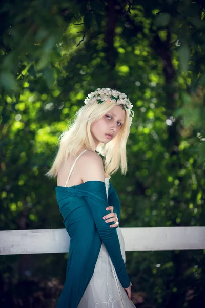 Albínó lány pózol zöld park — Stock Fotó