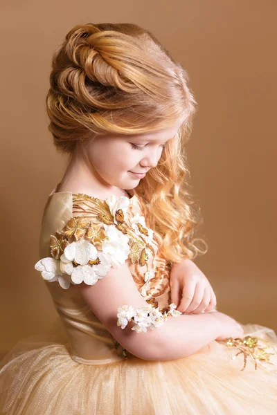黄金の巻き毛の小さな女の子 — ストック写真