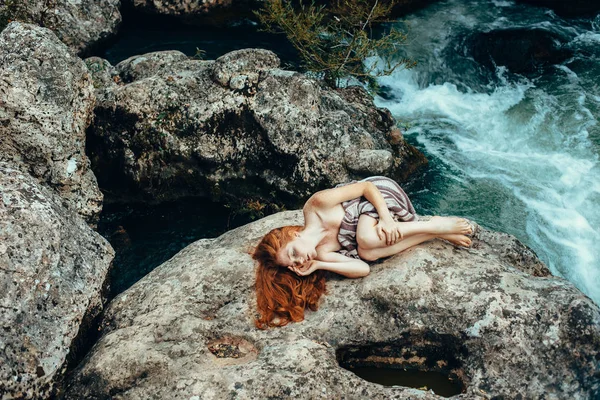 Girl posing near river — Stockfoto