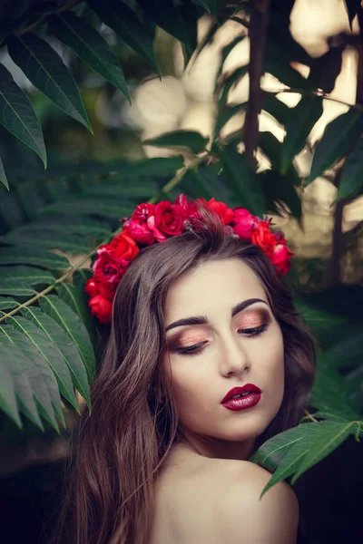 Mulher com flor vermelha no cabelo — Fotografia de Stock