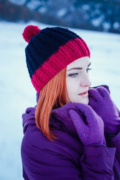 Rossa ragazza in cappotto e cappello — Foto Stock