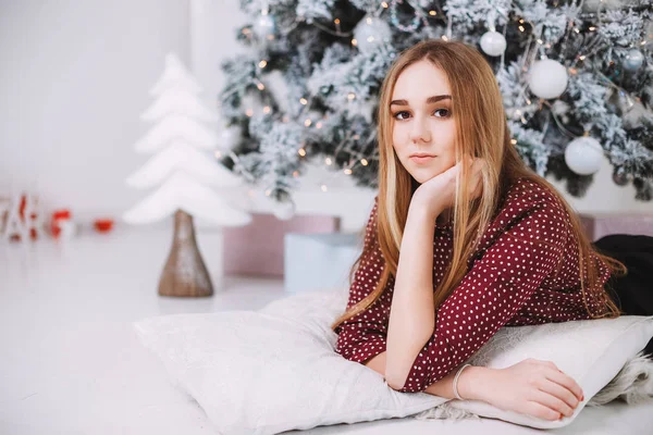 Dívka ležící poblíž vánoční stromeček — Stock fotografie