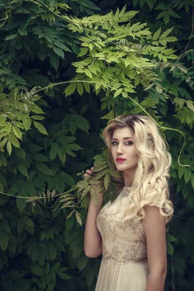 Mode Outdoor-Foto von eleganten schönen Frau mit blonden Haaren — Stockfoto