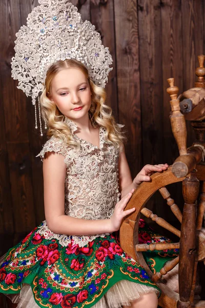민속 러시아 드레스 소녀 — 스톡 사진
