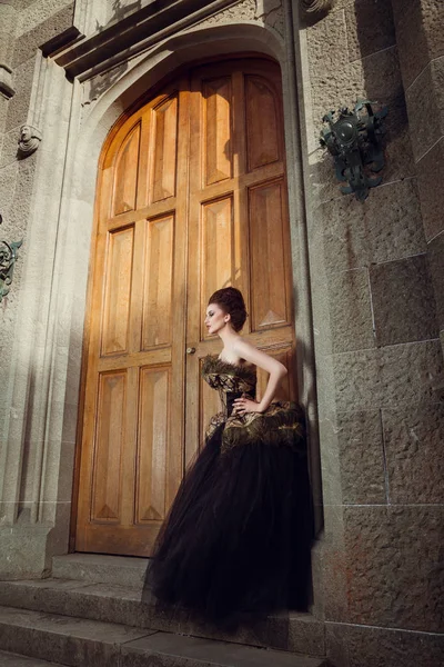 Чудова жінка в вечірній ретро сукні — стокове фото
