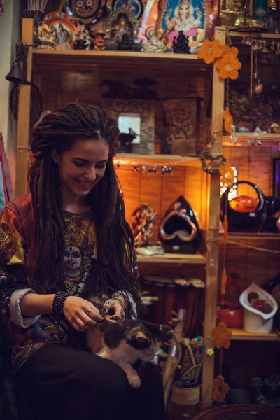 Kız kedi tutan dreadlocks ile