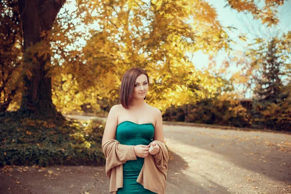 Жінка ходить в осінньому парку — стокове фото
