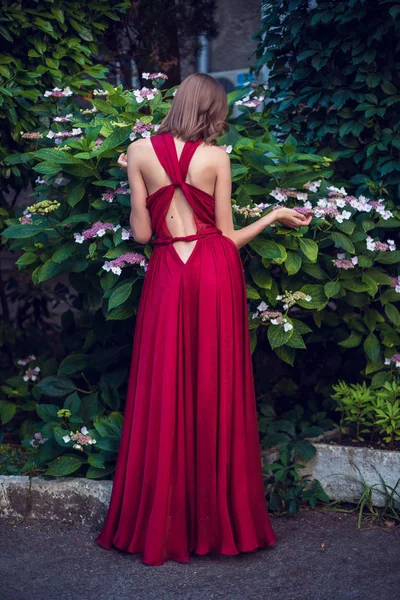 Menina posando no parque de verão . — Fotografia de Stock