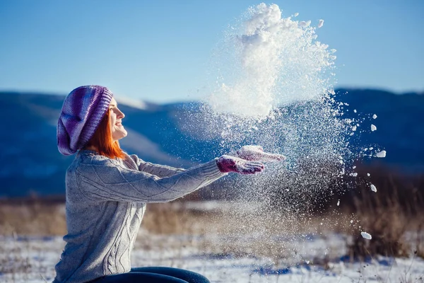 örme gri kazak giyen kadın 