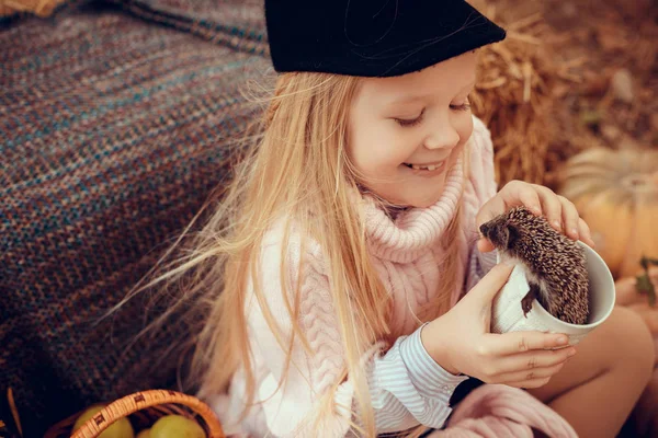 Piccola ragazza con riccio bambino — Foto Stock