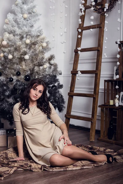 Mujer embarazada cerca del árbol de Navidad —  Fotos de Stock