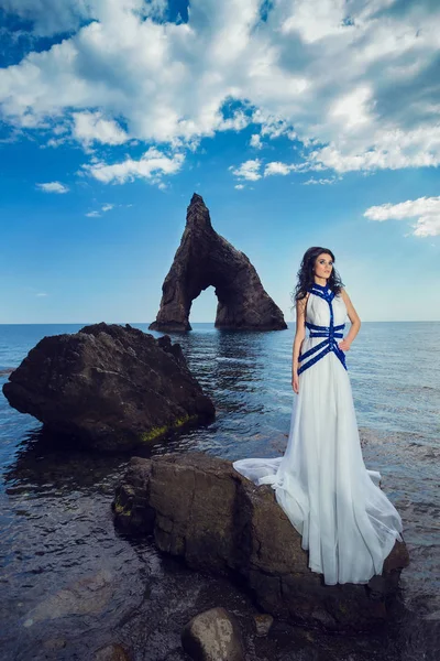 Donna posa sullo sfondo del mare — Foto Stock