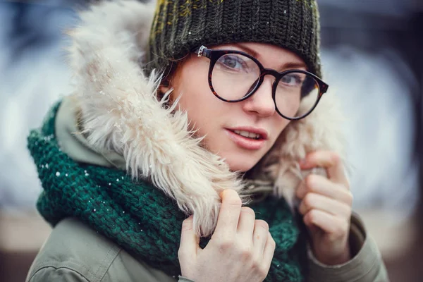 Redhair dziewczyna w okularach — Zdjęcie stockowe