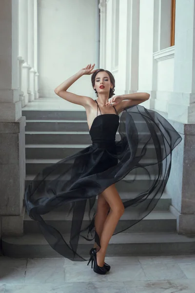 Mujer posando en vestido negro — Foto de Stock