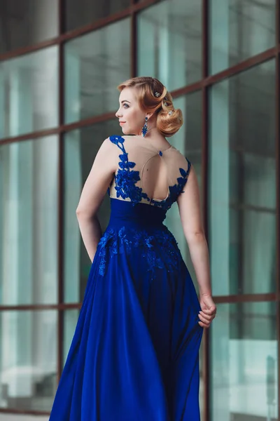 Menina posando em vestido azul — Fotografia de Stock