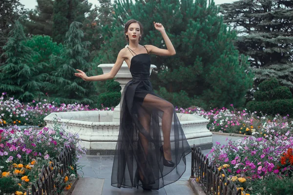 Kadın Siyah elbisenin içinde poz — Stok fotoğraf