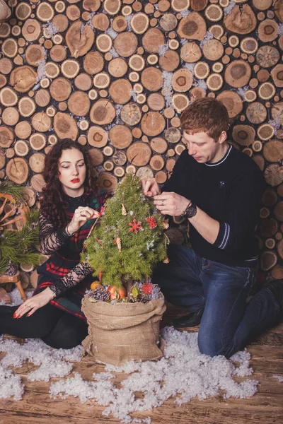クリスマスツリーを飾るカップル — ストック写真