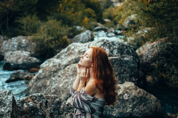 Girl posing near river — Stok fotoğraf