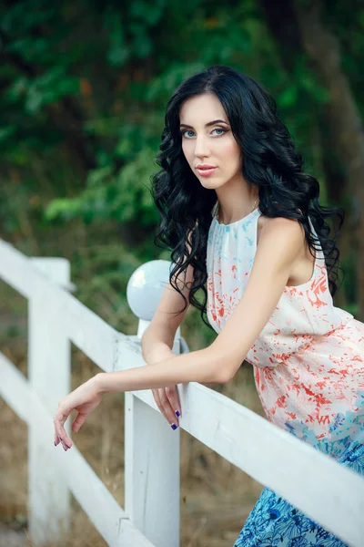 Jeune jolie fille à la mode posant dans le parc — Photo