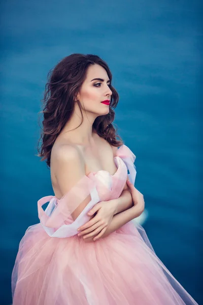 Mädchen im rosa Kleid — Stockfoto