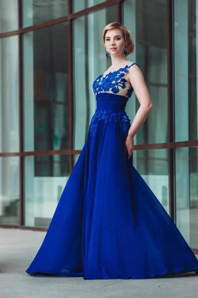 Girl posing in blue dress — Stock Photo, Image