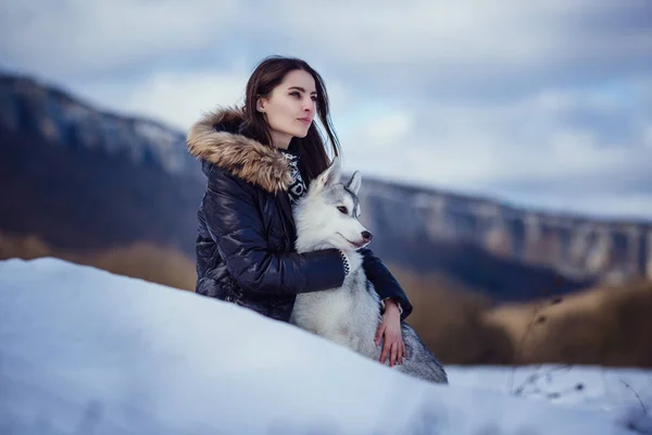 Randonneuse avec chien husky sibérien — Photo