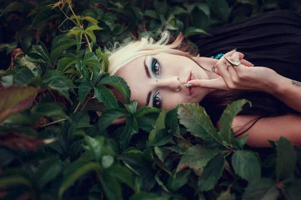 Blonde fille couché sur l'herbe — Photo