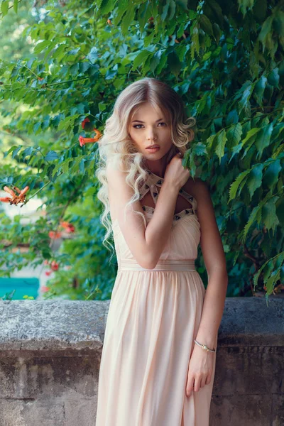 Блондинка в бежевій сукні — стокове фото