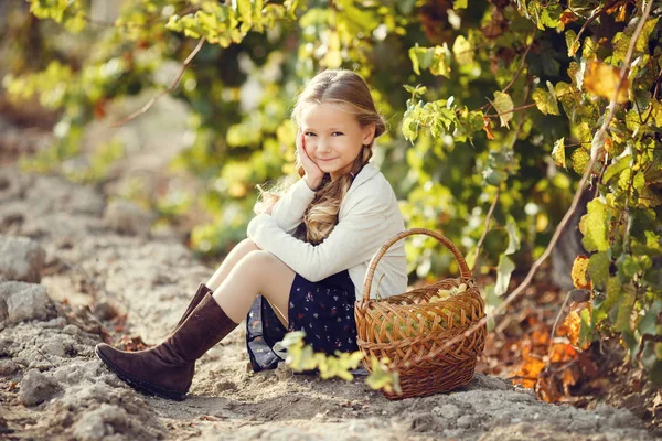 Ragazzina con uva — Foto Stock