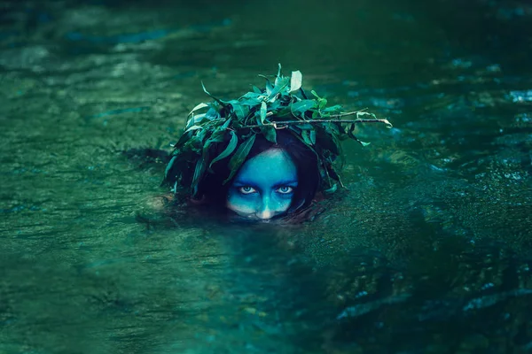 çelenk suda kadınla