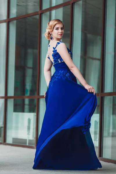 Mädchen posiert im blauen Kleid — Stockfoto