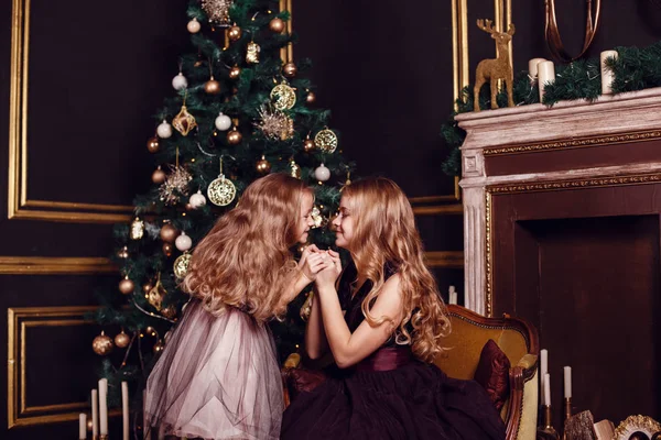 Köknar-ağacın önünde poz kız