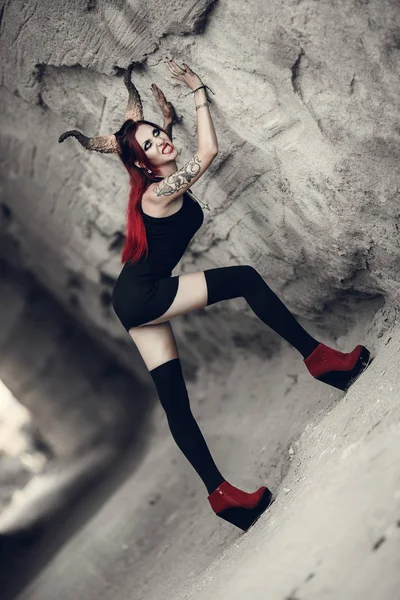 Mujer con el pelo rojo y cuernos de diablo — Foto de Stock