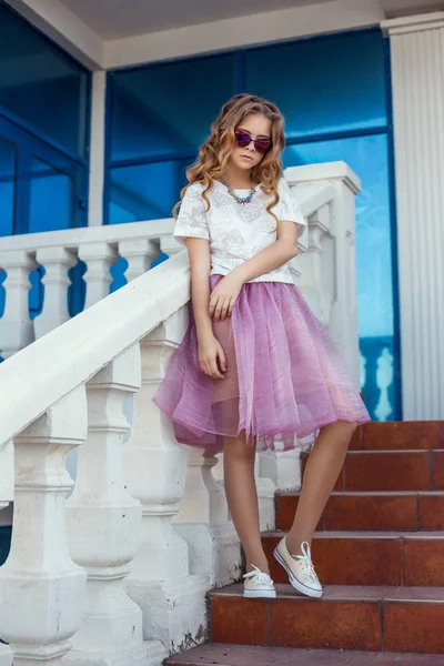 Muchacha joven en falda rosa —  Fotos de Stock