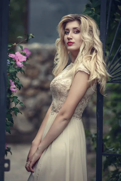 Mujer con pelo rubio en vestido —  Fotos de Stock